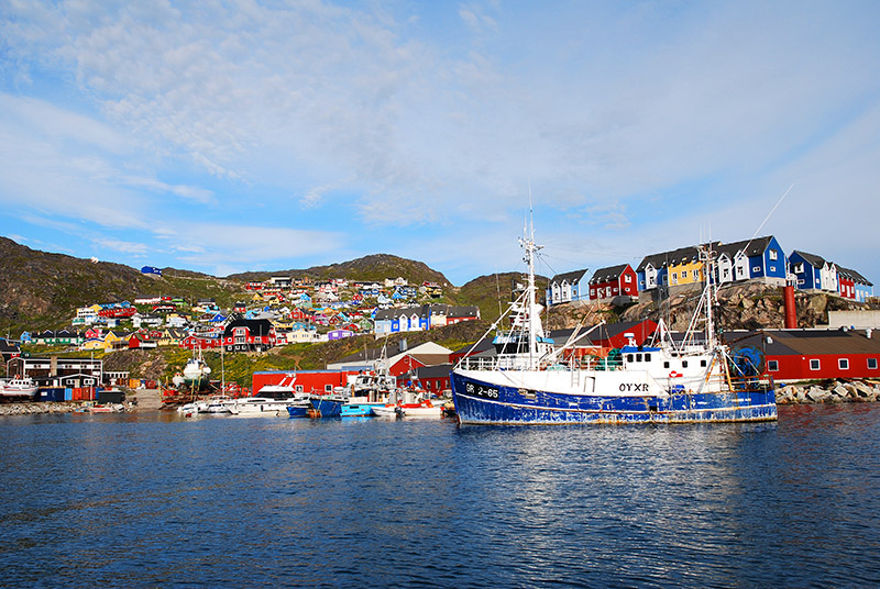 Pequeño pueblo de pescadores de Qacortoq. Groenlandia