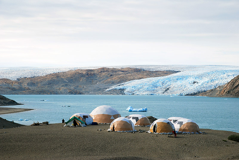 Impresionante campamento de Fletanes, en el Fiordo de Qalerallit. Groenlandia