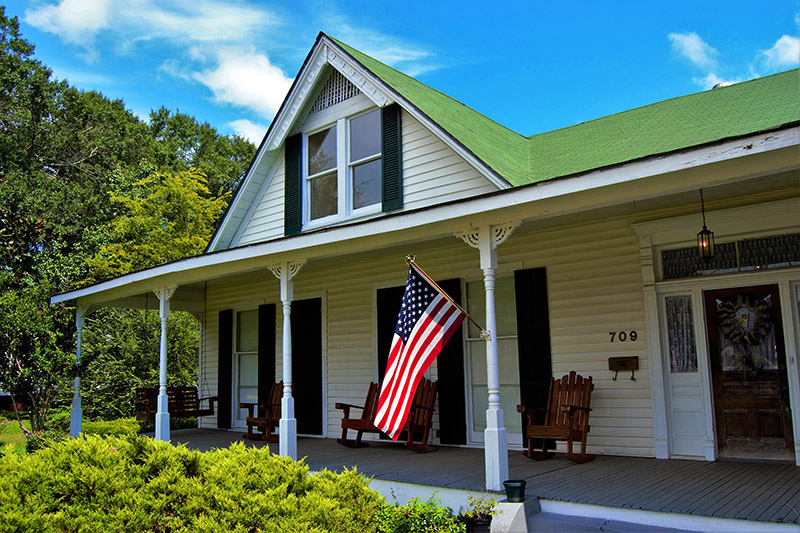 Ruta 61: Las casas de madera con porches repletos de balancines y banderas patrióticas. Entre San Luis y Memphis