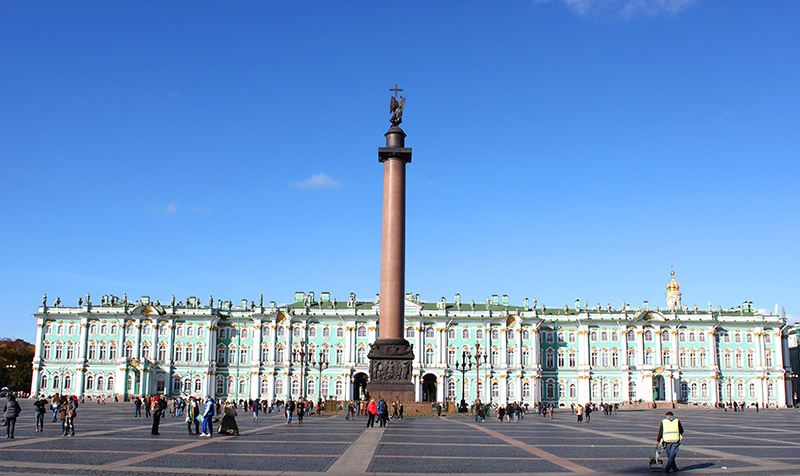 La monumental plaza del Palacio de Invierno, con la Columna de Alejandro en el centro