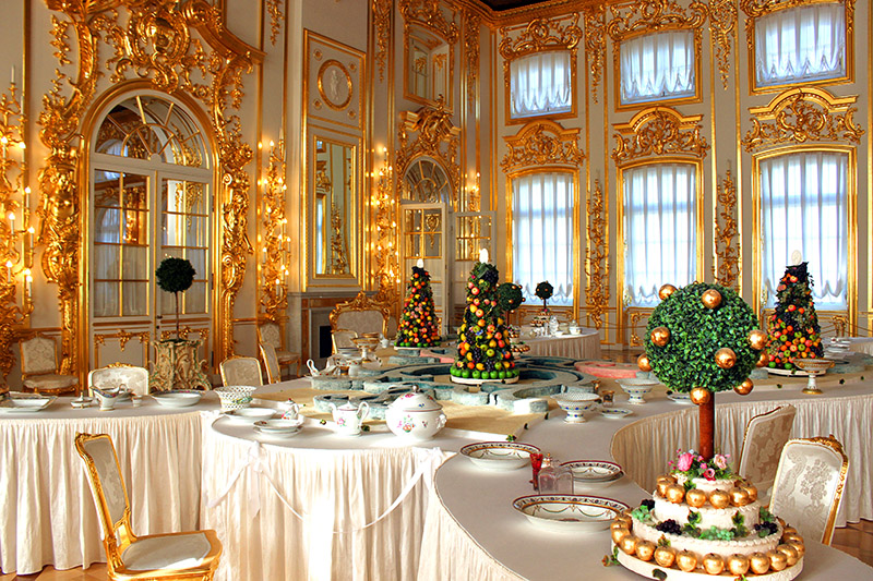 Lujosos salones en el palacio de verano de los zares. San Petersburgo