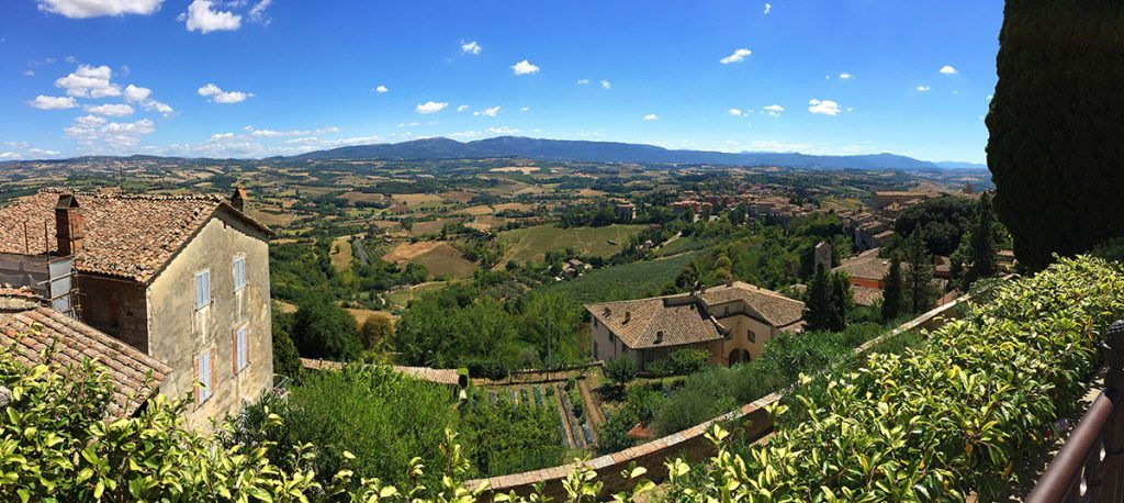 Umbría: Todi, vista desde Piazza Garibaldi