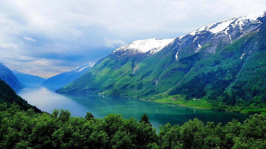 Los fiordos noruegos. Panorámica del Fjaerlandsfjorden