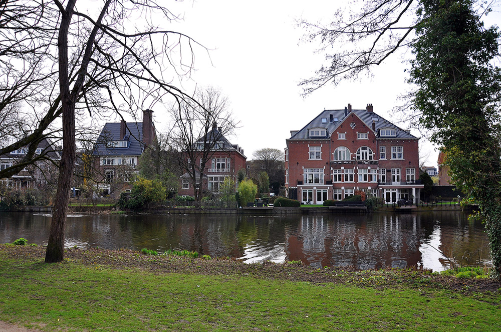 Amsterdam, El Vondekpark y las casas frente al lago