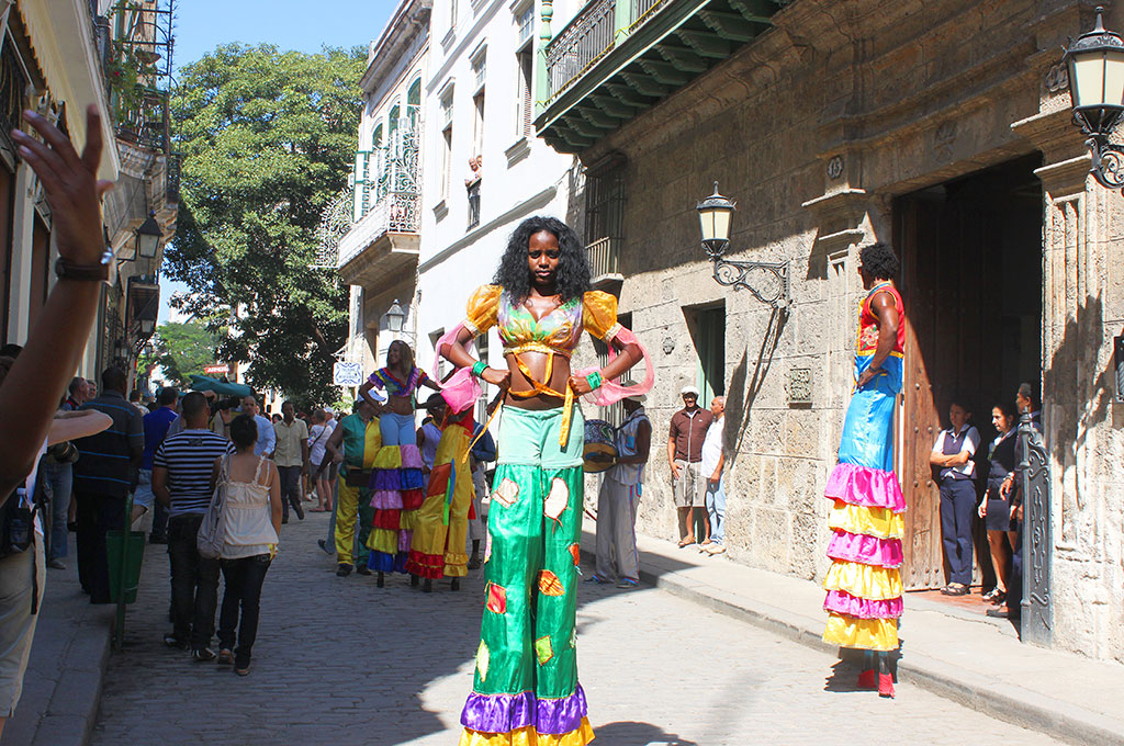 Viajar a Cuba, día festivo en La Habana, con alegres rúas de jóvenes en carnaval