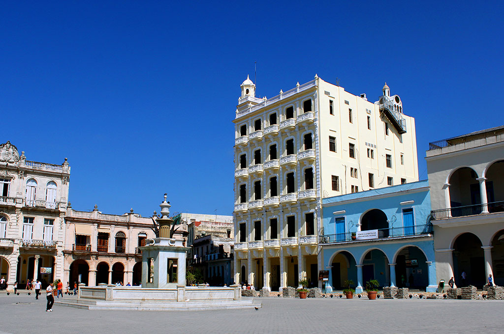 La preciosa Plaza Vieja en el casco antiguo de La Habana