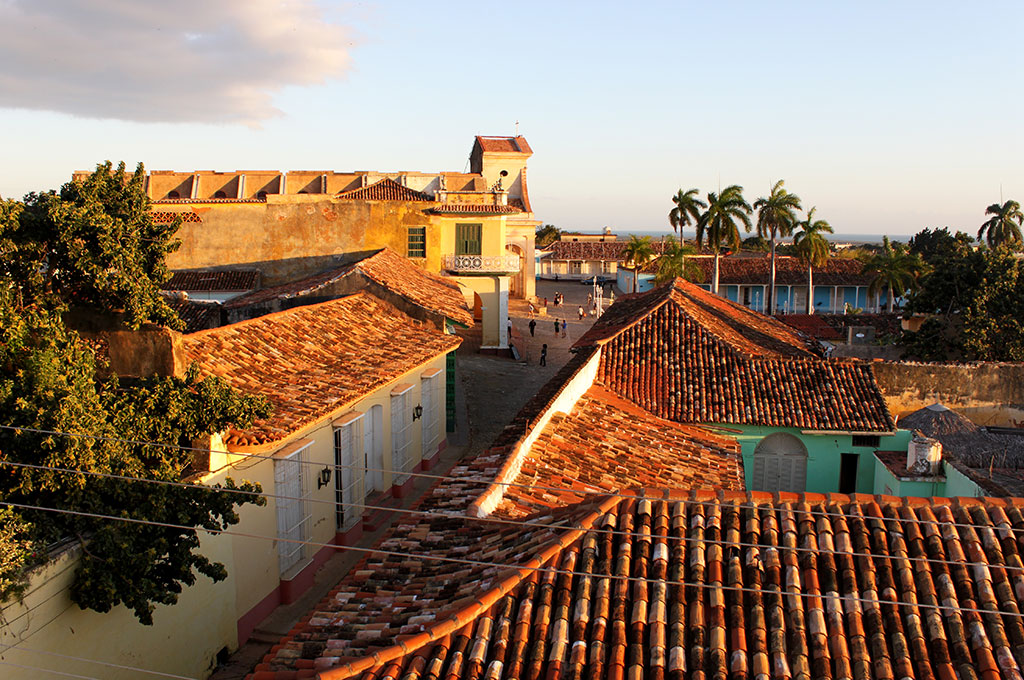 Viajar a Cuba. Plaza Mayor de Trinidad con la Iglesia de la Santísima Trinidad