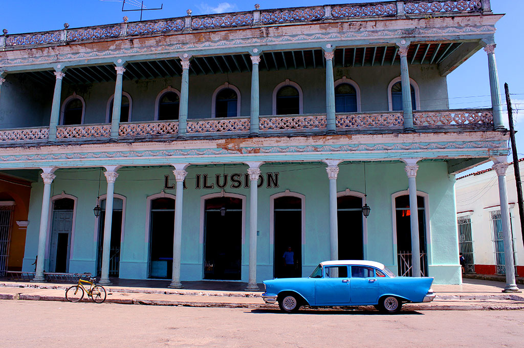 Viajar a Cuba. Una de las plazas de la preciosa población de Remedios