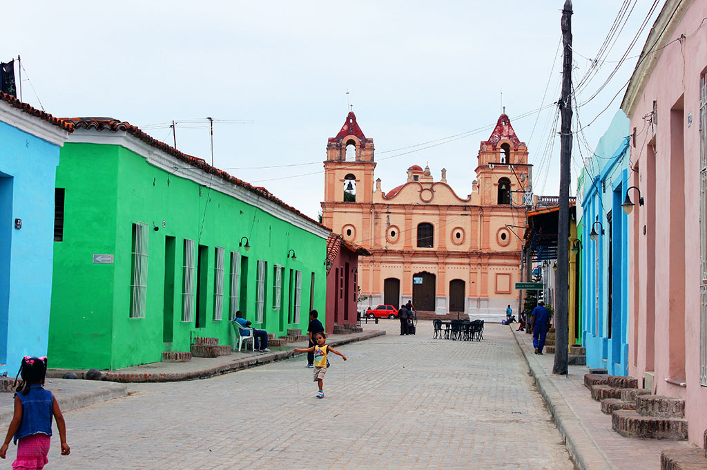 Viajar a Cuba. Una de las típicas iglesias en el centro de Camagüey