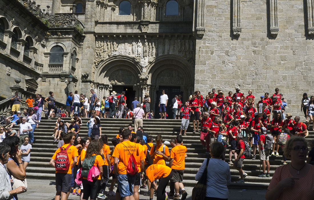 El Camino de Santiago. Llegada de peregrinos a Santiago de Compostela