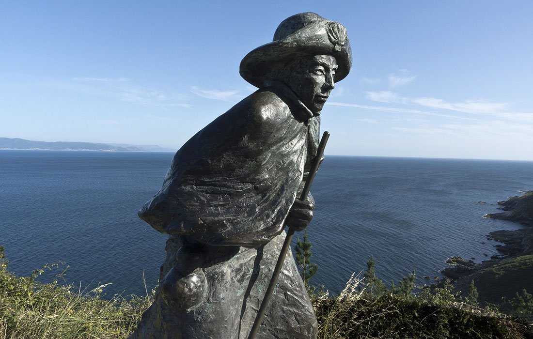 El camino de Santiago Francés. Monumento al peregrino en Fisterra 